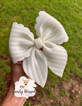 Load image into Gallery viewer, Ivory puff bows