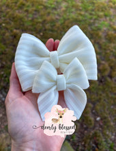 Load image into Gallery viewer, Ivory puff bows